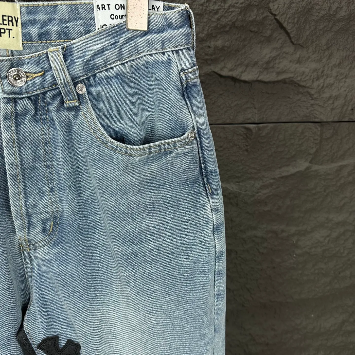 P290 GALLERY DEPT. Co-branded 2025 new multi-stitched cross patch leather couple style loose washed flared jeans 🔥High version🔥High version🔥 Top ceiling quality Styles with different washed textures are very friendly to people with thin legs and thick legs. The straight version is very flattering to the leg shape. Moderate length that never goes out of style, easy to match with casually, basic styling for various styles, a must-have in the wardrobe! The fabric is stiff but also makes the upper body soft without losing texture. The washing process is even more perfect. It is a must-have item for everyone! ! ! Washed wheat, hang tag, pants label, complete with three labels Color: light blue Size: 28, 30, 32, 34, 36 (five sizes)